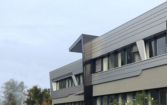 Verkleidung eines Bürogebäutes mit einer Metallfassade in Düsseldorf